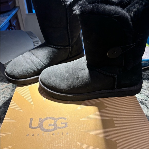 SOLD Ugg Bailey boots like new SOLD elsewhere - Picture 2 of 4